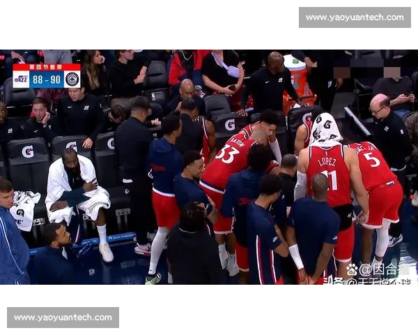 比赛胶着瞬息万变,两队比分紧咬不放,胜负悬念一直延续至最后一刻 比赛胶着瞬息万变,两队比分紧咬不放,胜负悬念一直延续至最后一刻